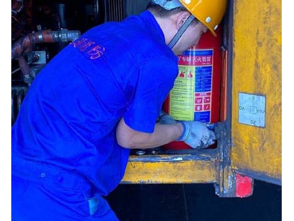 煤矿车辆发动机舱水基自动灭火装置安装调试